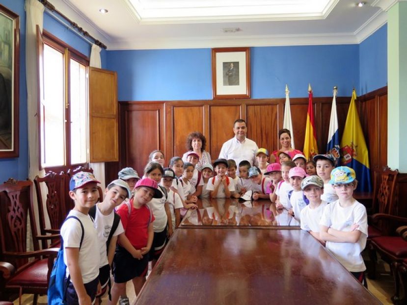 Guía: Los alumnos de 2º A del CEIP Nicolás Aguiar visitaron las Casas Consistoriales