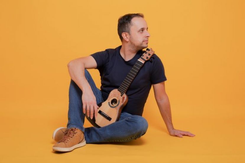El timplista Beselch Rodr&iacute;guez toca en el Palacio de los C&oacute;rdova en Granada