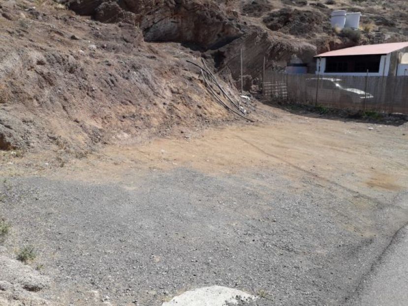 PSOE Gáldar visita con su candidato las Casas Cuevas del Juncal