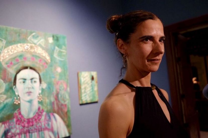 Julia Crespo, autora de la muestra &lsquo;Frida. Mole, chocolate y tequila&rsquo; ejerce de gu&iacute;a por la exposici&oacute;n