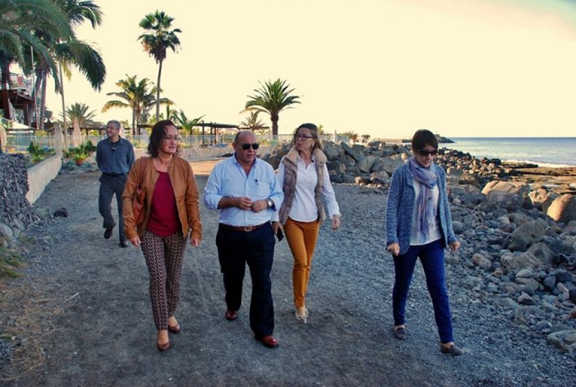 Mog&aacute;n: Conchi Narv&aacute;ez conoce la situaci&oacute;n del paseo Mara&ntilde;uelas-Anfi