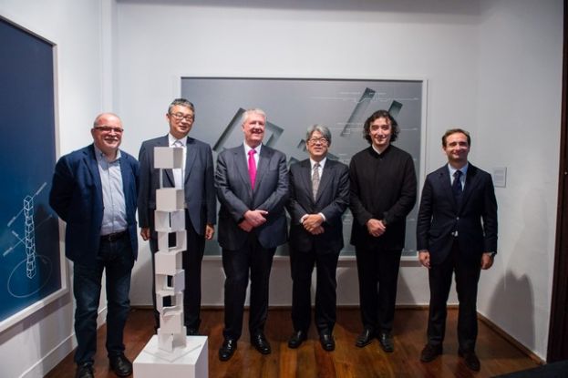 EL ARTISTA JIN TAIRA DONA AL CONSULADO DE JAP&Oacute;N EN LAS ISLAS UNA DE LAS OBRAS QUE EXHIBE EN EL CAAM EN PRESENCIA DEL EMBAJADOR JAPON&Eacute;S