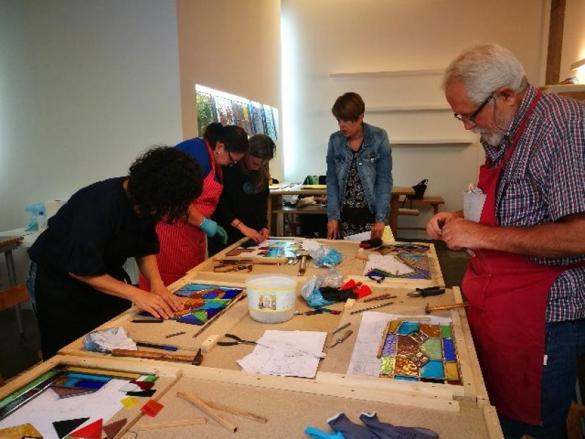 El Cabildo desvela los secretos para elaborar vidrieras artesanales e introducir a los aficionados en este antiguo oficio