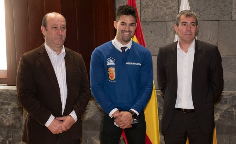 El presidente del Gobierno recibe al joven nadador canario Jonathan García