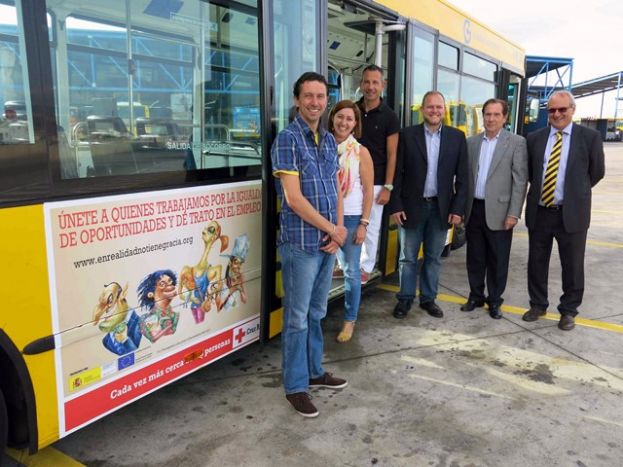 Guaguas Municipales promociona en sus vehículos la campaña de Cruz Roja