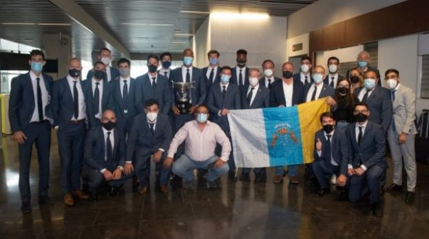 Francisco Castellano recibe al CV Guaguas en el Aeropuerto de Gran Canaria tras ganar la Superliga Masculina de Voleibol