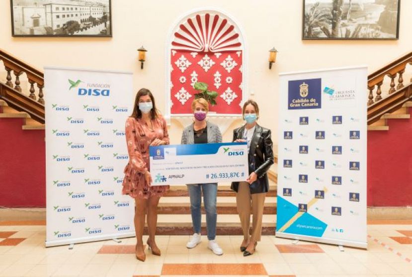 EL CABILDO DE GRAN CANARIA Y LA FUNDACIÓN DISA ENTREGAN UN CHEQUE POR VALOR DE 26.933,87 EUROS A APNALP
