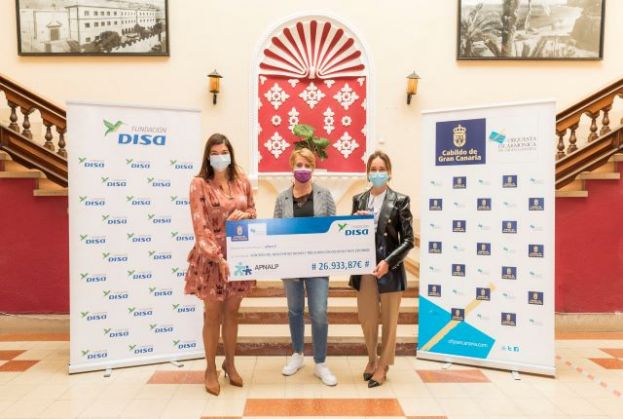 EL CABILDO DE GRAN CANARIA Y LA FUNDACIÓN DISA ENTREGAN UN CHEQUE POR VALOR DE 26.933,87 EUROS A APNALP