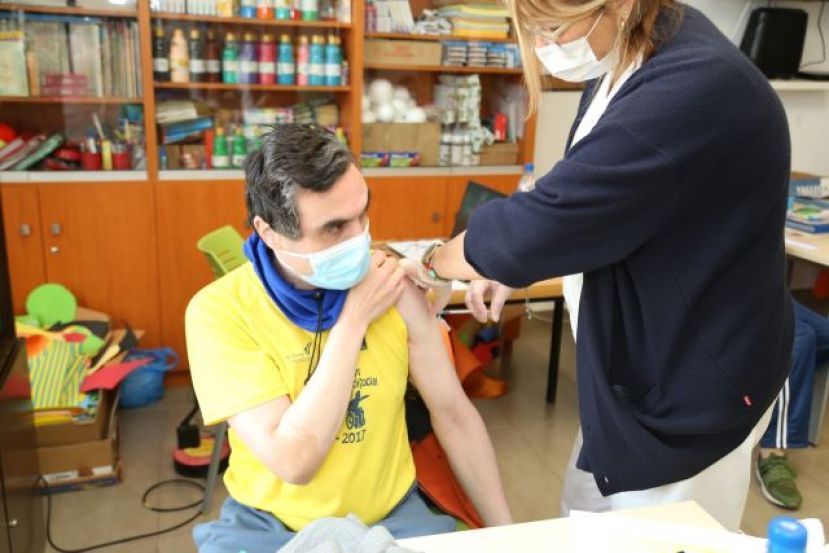 En el Centro Ocupacional Valleseco reciben la vacuna contra el covid
