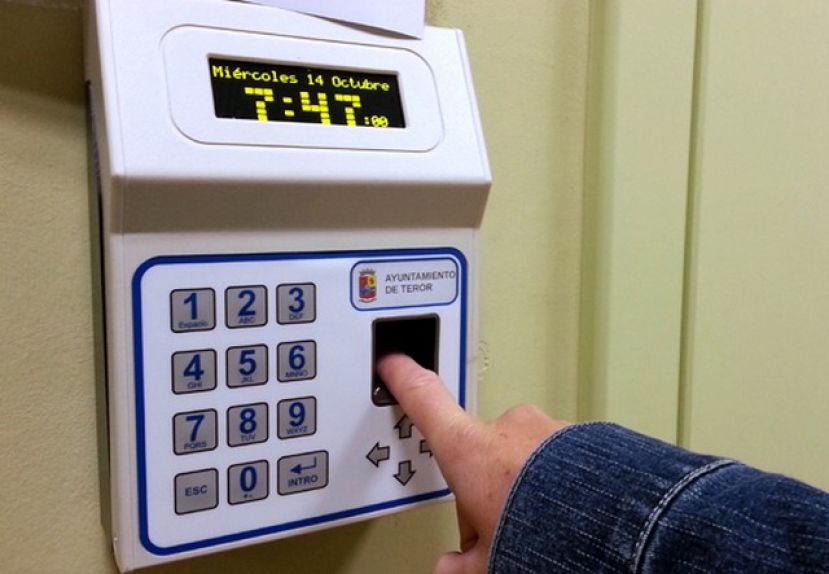 Teror comienza a realizar el control de horario laboral con huella digital