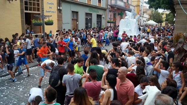 Toda G&aacute;ldar disfrut&oacute; de la Batalla de Flores del d&iacute;a de Santiago