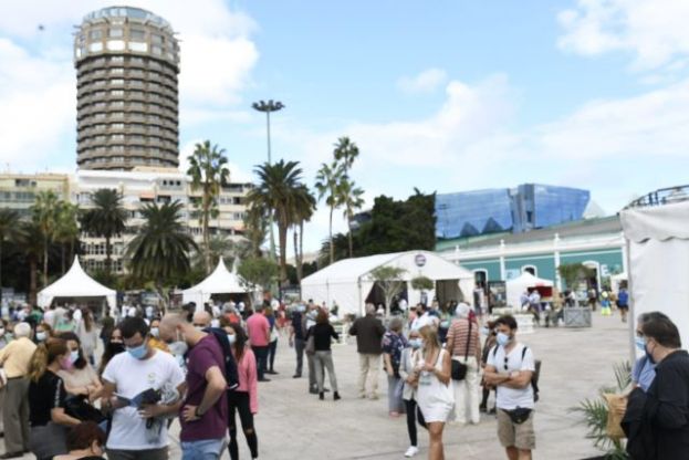 Los j&oacute;venes conquistan la XXXII Feria del Libro al protagonizar grandes colas de firmas