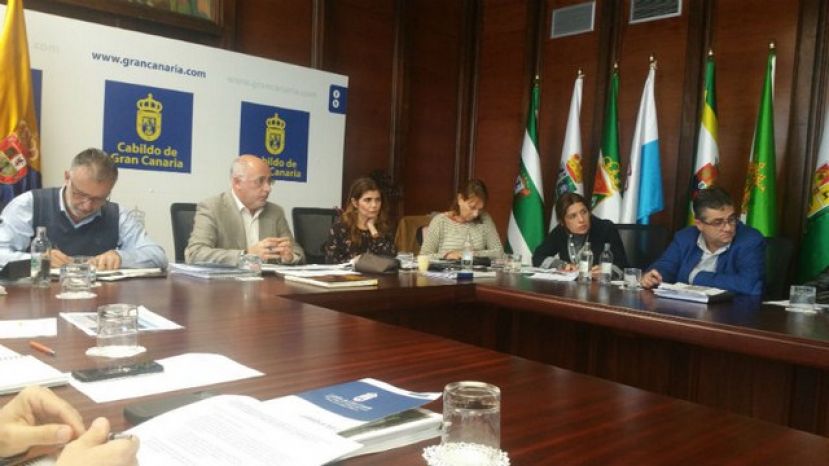 Los ayuntamientos de la GC-1 logran frenar la instalación de más vallas