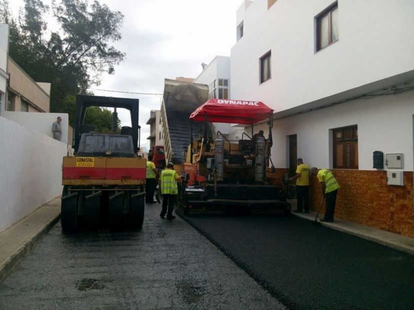 Gáldar: Continúan los trabajos de reasfaltado en el barrio de La Montaña