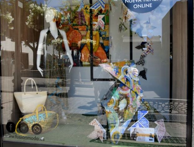 La Academia de Dibujo y Pintura de G&aacute;ldar llena de &ldquo;pajaritas&rdquo; los escaparates del casco