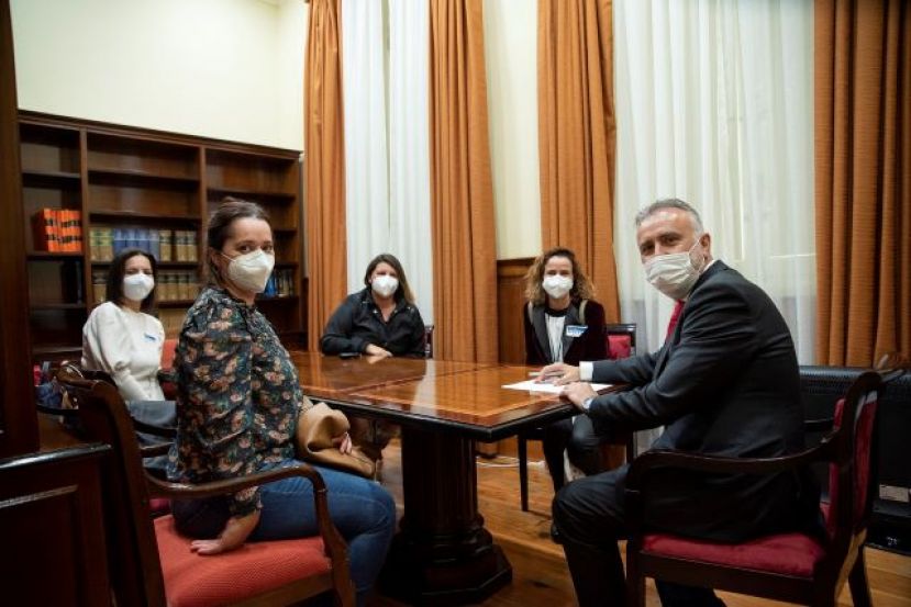 Torres se reúne con una representación de madres con niños que padecen cáncer y otras enfermedades graves