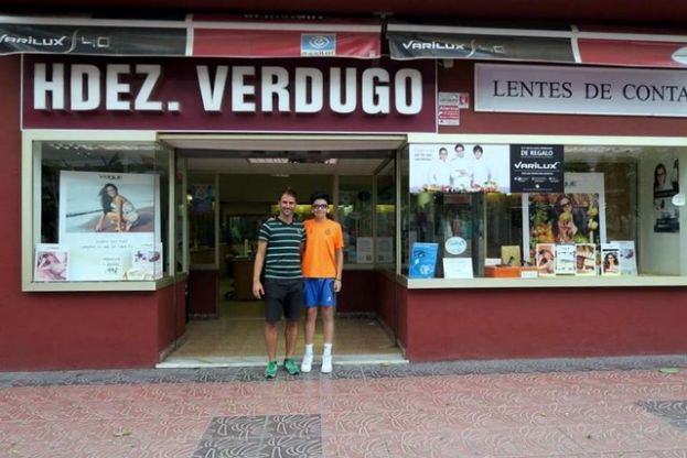 Ayuda a un jugador del Vecinklubf para que pueda seguir jugando al fútbol