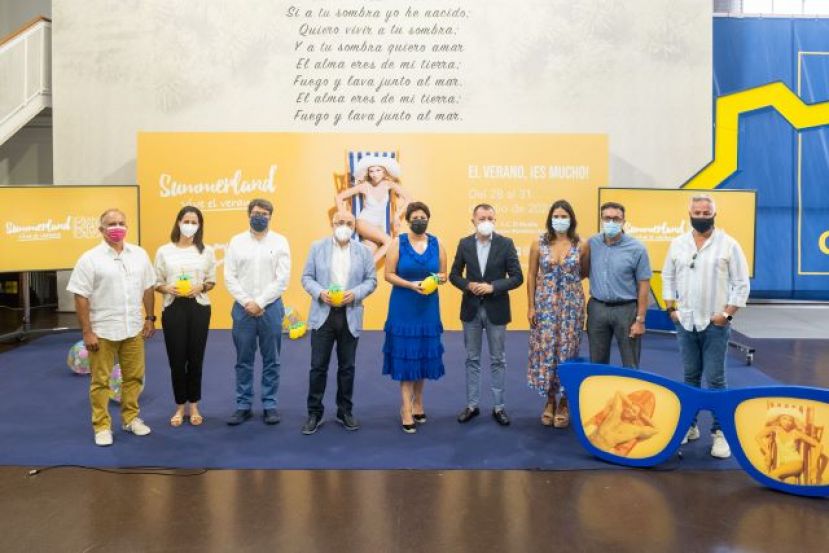 Zona comercial y desfiles para promocionar la moda de baño hecha en Gran Canaria
