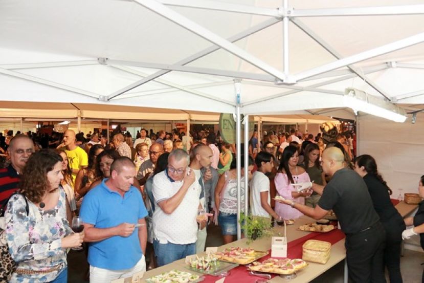 Los mejores vinos de la isla en la primera Noche de Vinos en Playa de Mog&aacute;n