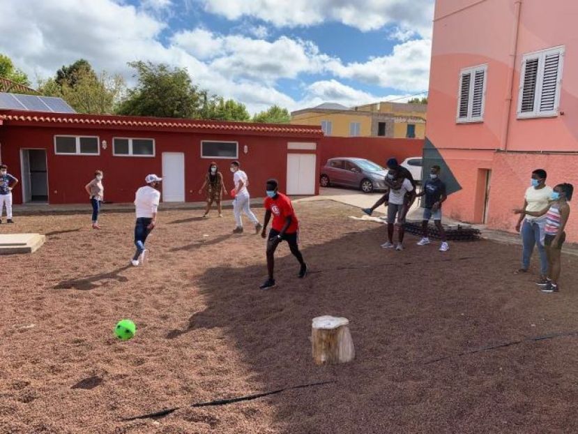 Juventud promueve la integración de menores migrantes a través del deporte y los juegos