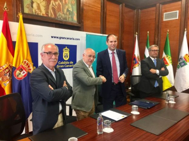 La Fundación Canaria Cajamar aporta 20.000 euros para acciones del Cabildo