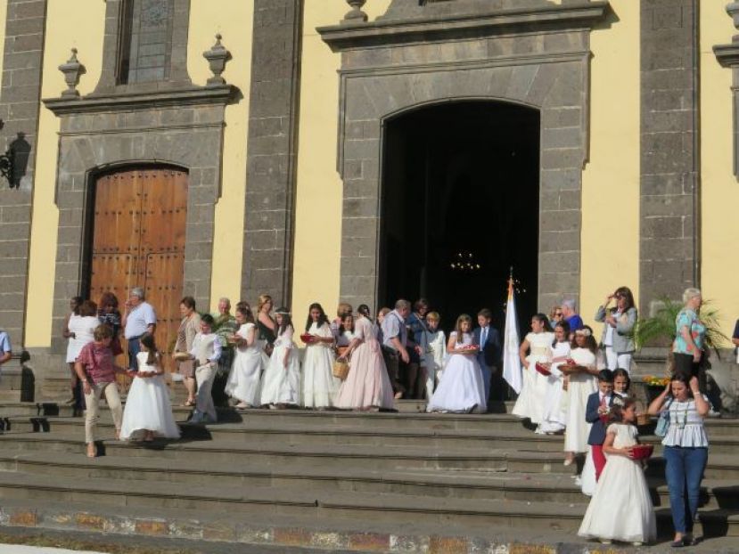 El entorno de la Iglesia de Santa María de Guía se cubrió de bellos tapices