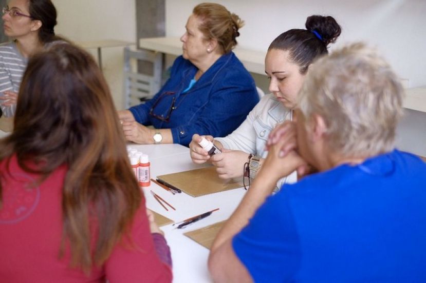 Pintura, tela y creatividad desbordan el ancestral arte de decorar tejidos
