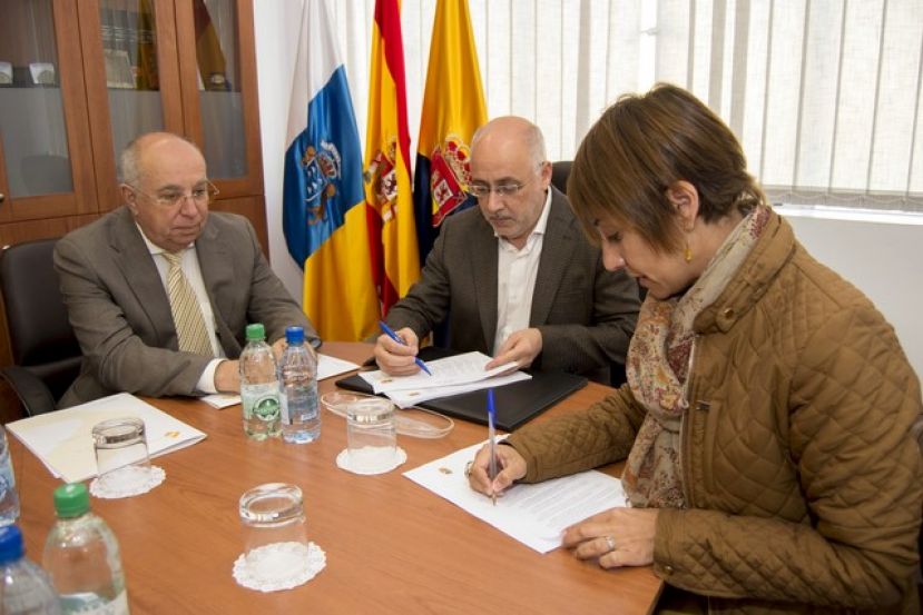 Firma de la cesi&oacute;n de terrenos de la parada de guaguas preferente de Playa de Mog&aacute;n