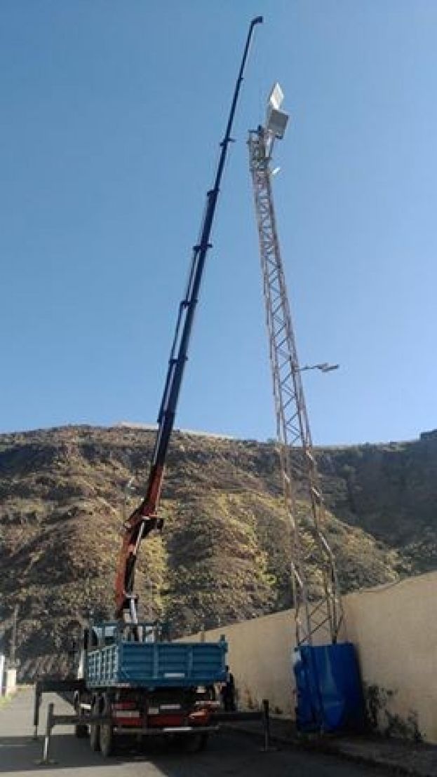 La Aldea: Comienza el desmonte de la torre del Campo de F&uacute;tbol