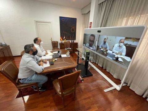 Valbuena expone a ayuntamientos y cabildos el plan de subvenciones de los fondos