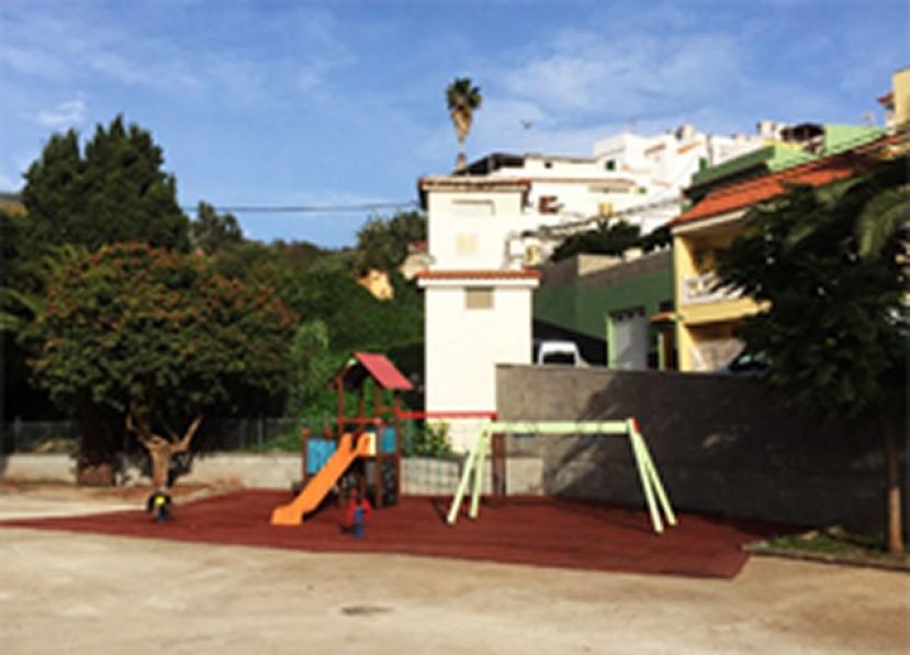 Teror: Juegos infantiles en el parque Puente del Pino