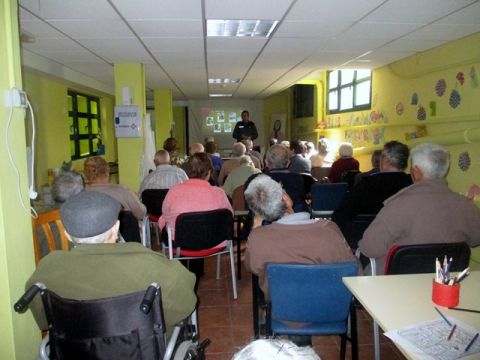 Valleseco: Charla de la Guardia Civil a los Mayores de la Residencia