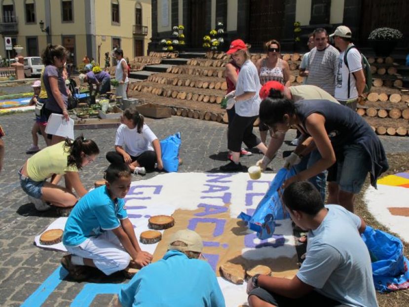 Elaboración de las alfombras del Corpus Christi en el casco histórico de Guía