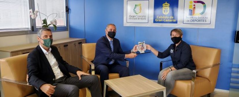 La Consejería de Deportes recibe el reconocimiento de la Federación Insular de Ciclismo tras la I Copa Cabildo de Gran Canaria