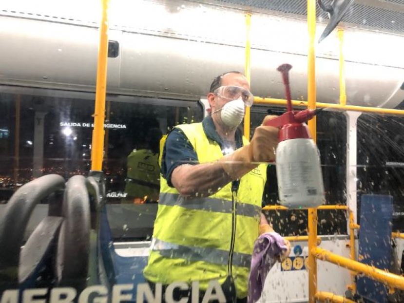 Guaguas Municipales intensifica la limpieza en el interior de sus veh&iacute;culos