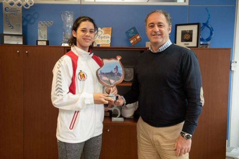 Castellano recibe a la taekwondista canaria, Adriana Hernández