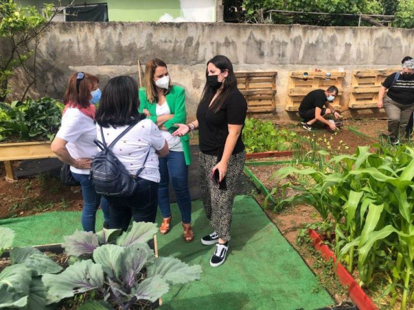 La consejera de Juventud, Noem&iacute; Santana, visita el proyecto &ldquo;Cultiva y Comparte&rdquo;