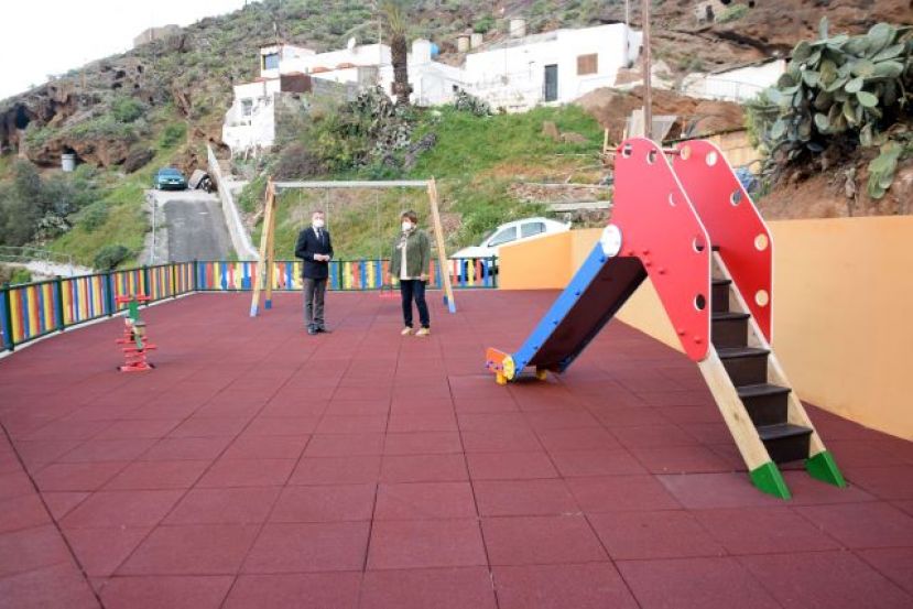 El Ayuntamiento de G&aacute;ldar dota de parques infantiles a los barrios de Juncal y Las Cruces