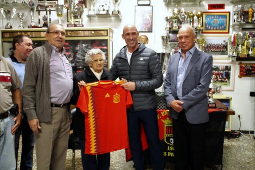 El presidente de la RFEF, Luis Rubiales, visita la sede del Uni&oacute;n Viera