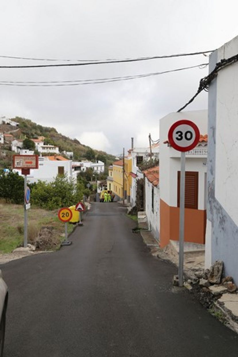 Valleseco instala nuevas de señales de seguridad y reductores de velocidad