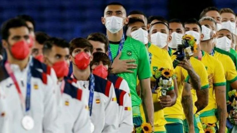 Brasil incumpli&oacute; el protocolo en el podio y us&oacute; la camiseta de partido