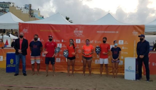 Francisco Castellano hace entrega de los premios a los ganadores del torneo BT50 del ITF Beachtennis Gran Canaria Final 2020