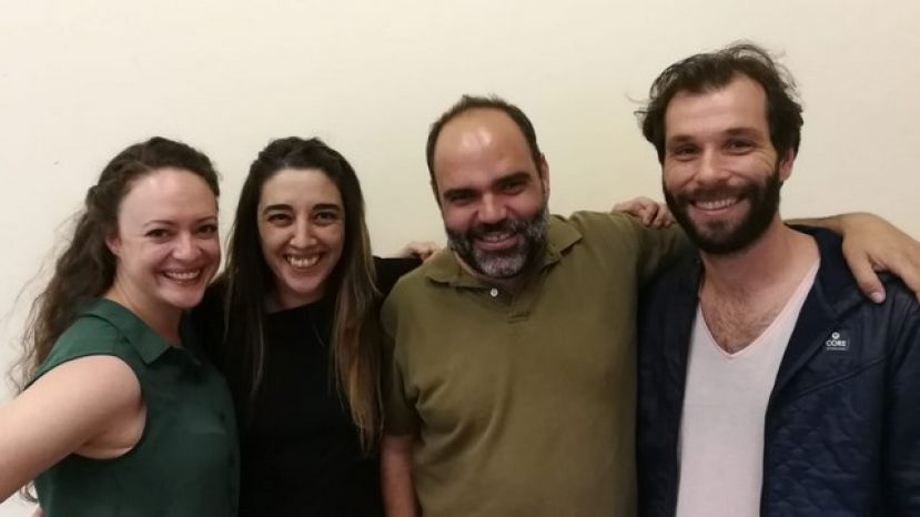 Los actores de la primera producci&oacute;n esc&eacute;nica de la iniciativa &lsquo;Laboratorio Gald&oacute;s&rsquo; se enfrentan al borrador del texto escrito por Irma Correa