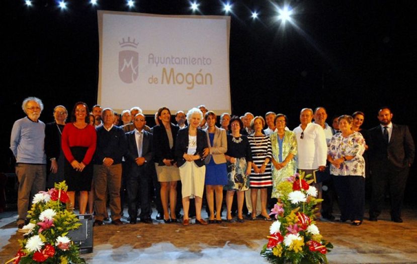 El Ayuntamiento de Mog&aacute;n reconoce la labor de sus profesores jubilados
