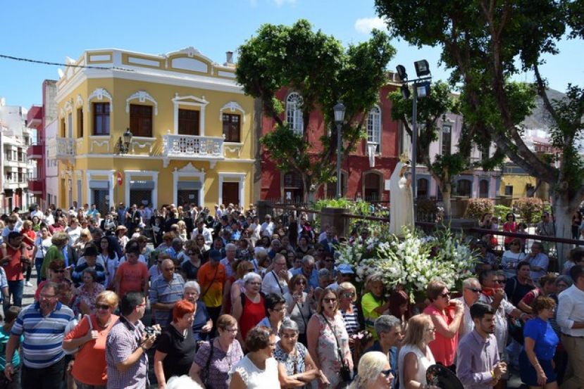 La Bajada de la Virgen de Fátima a Gáldar aviva en los vecinos el fervor