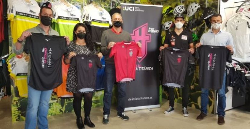 Francisco Castellano presenta el maillot de la Free Moti&oacute;n Desaf&iacute;o La Tit&aacute;nica