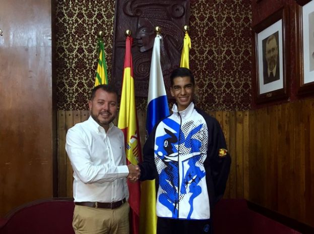Taekwondo: El alcalde de Gáldar recibe al galdense Yacomar Socorro