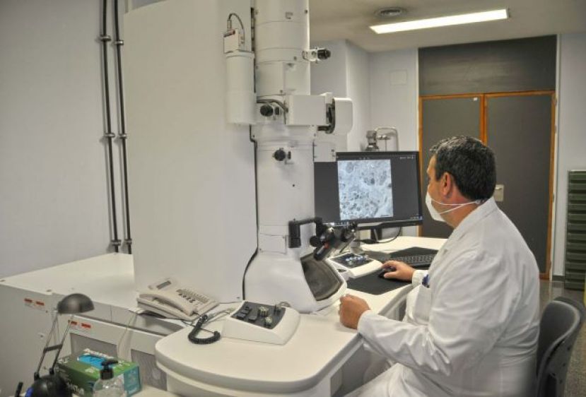 El Hospital Dr. Negrín renueva su equipo de Microscopía Electrónica