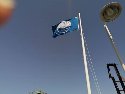 La costa de Agaete ya luce su bandera azul
