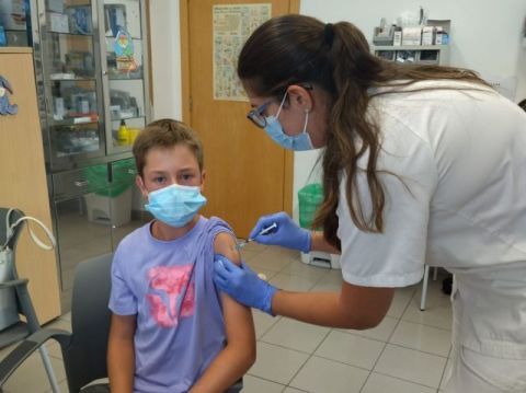 Sanidad env&iacute;a SMS a aquellas personas sin vacunar para facilitarles la petici&oacute;n de cita